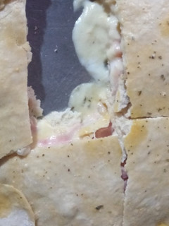 Una foto de Tarta de jamón y queso con masa de pizza