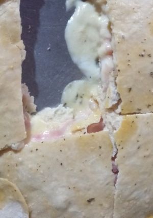 Una foto de Tarta de jamón y queso con masa de pizza
