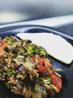 Una foto de Wok de verduras con arroz basmati