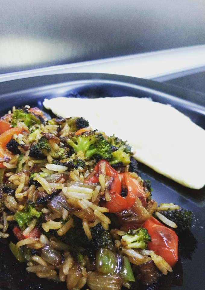 Una foto de Wok de verduras con arroz basmati