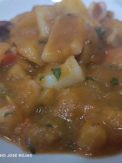 Una foto de Calamar estofado con pasta de curry rojo