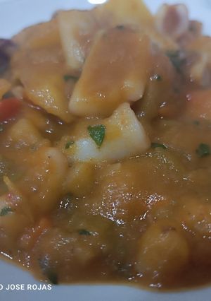 Una foto de Calamar estofado con pasta de curry rojo