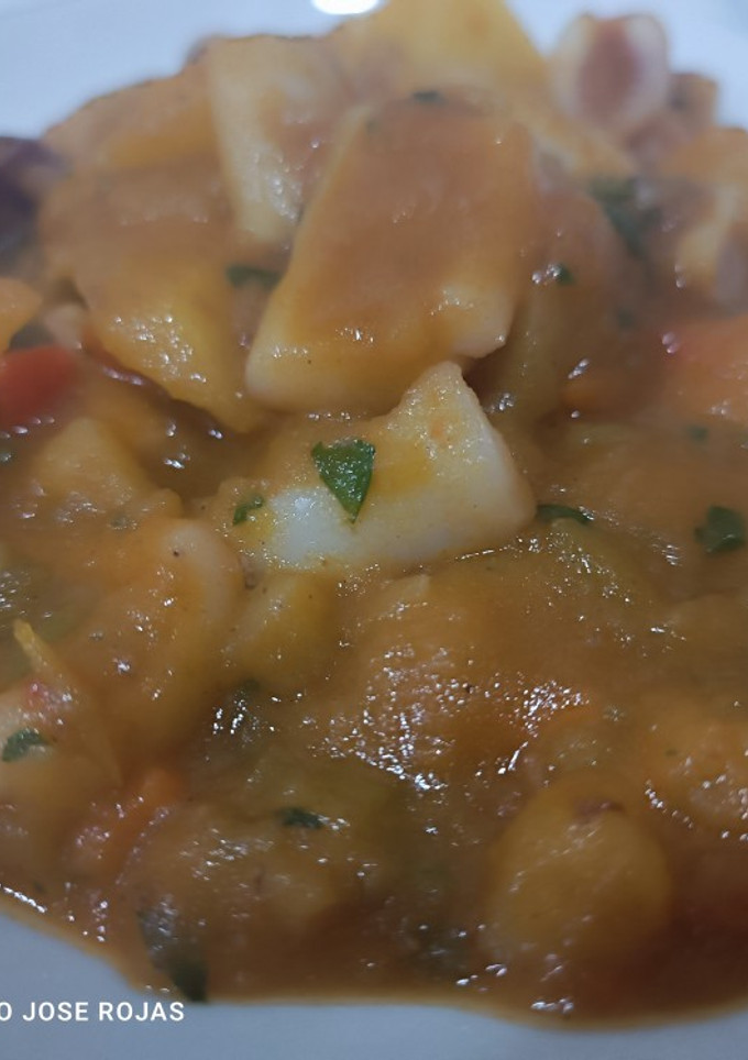 Una foto de Calamar estofado con pasta de curry rojo