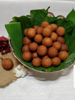 पारंपरिक तांदळाची बोरं (tandalachi bora recipe in marathi) रेसिपी चे मुख्य फोटो