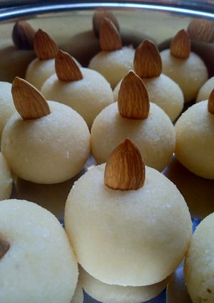 नारियल लड्डू (nariyal ladoo recipe in Hindi) रेसिपी मुख्य फोटो