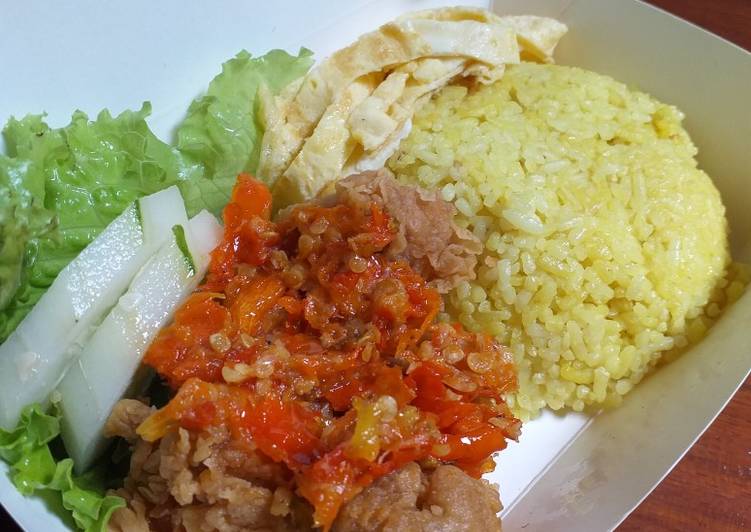 Cara Membuat Nasi Kuning Simpel Wangi (Rice Cooker) Anti Gagal