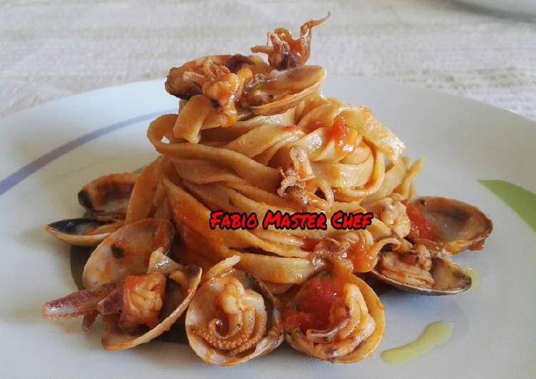 Fettuccine Integrale con Ciuffi di Calamari, Vongole e Pelati