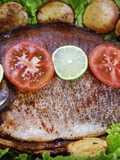 Pacu com batatas assados no forno