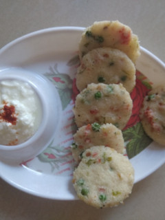 ચોખા ના લોટ ની ઈડલી (Chokha Flour Idli Recipe In Gujarati) રેસીપી મુખ્ય ફોટો