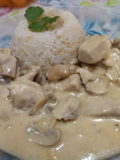 Una foto de STROGONOFF de pollo con porotos y champiñones