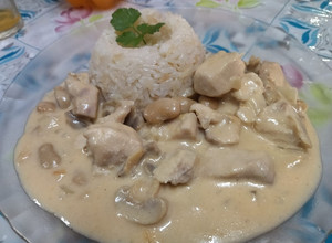 Una foto de STROGONOFF de pollo con porotos y champiñones
