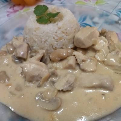 STROGONOFF de pollo con porotos y champiñones Receta de Irina Cardozo-  Cookpad