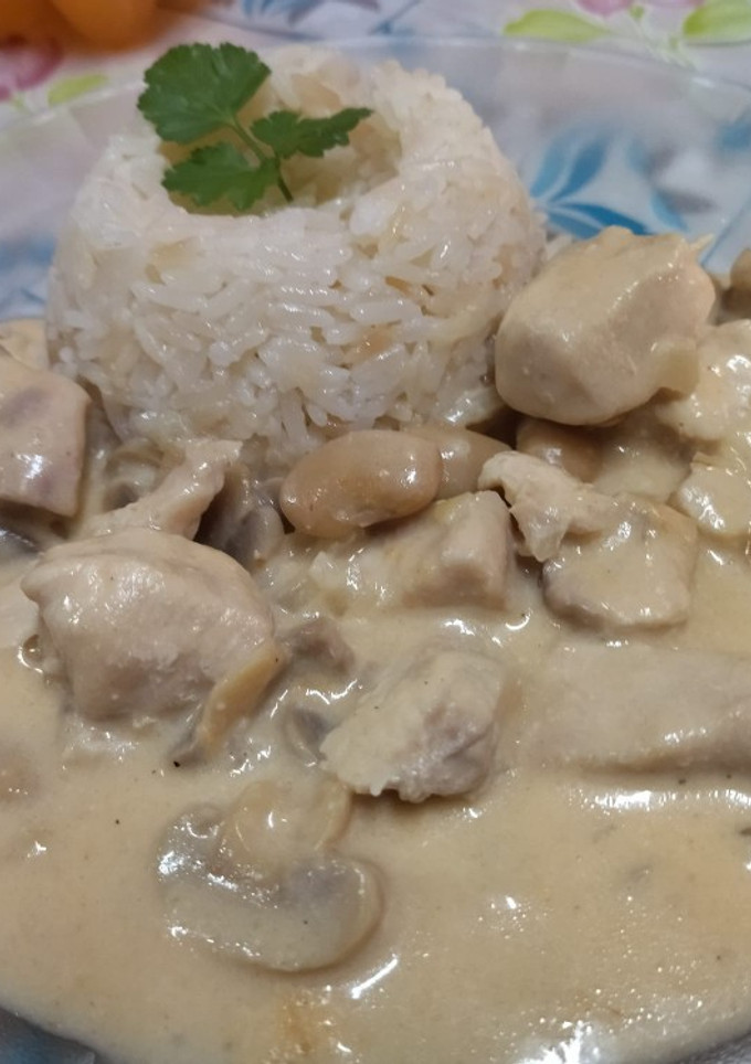 Una foto de STROGONOFF de pollo con porotos y champiñones