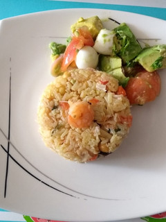 Una foto de Arroz con camarones, palmitos y vegetales