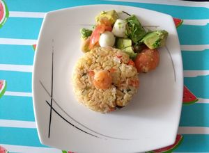 Una foto de Arroz con camarones, palmitos y vegetales