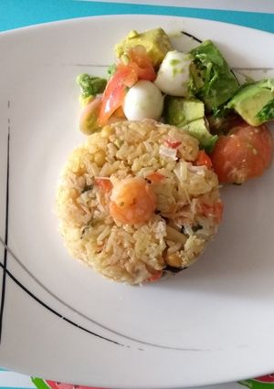 Una foto de Arroz con camarones, palmitos y vegetales