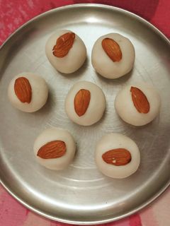 A picture of Rice and dry fruits laddu.