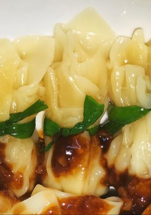 Hình của món Hoành thánh sốt cay.