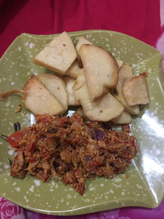 A picture of Fried yam with egg sauce.