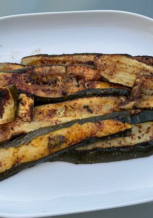 Une photo de Courgettes marinées grillées à la plancha