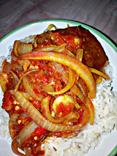 A picture of Rice and onion sauce.