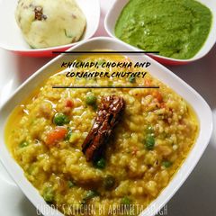 A picture of Khichari, aaloo ka chokha aur dhaniya ki chutney.