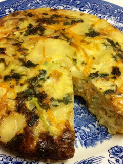 Una foto de Tortilla de patatas y verduras al horno🥕🐣