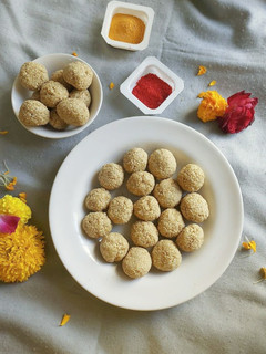તલ ના લાડુ (Til Ladoo Recipe In Gujarati) રેસીપી મુખ્ય ફોટો