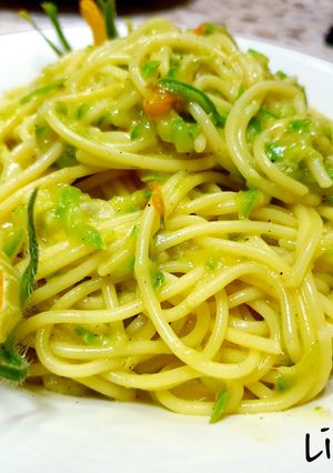 O poză a rețetei Spaghetti cu dovlecel, flori de dovlecel și șofran.