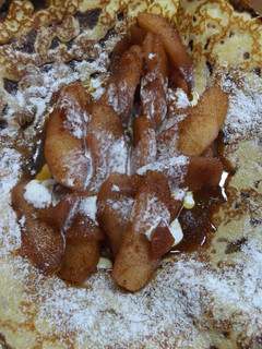 Una foto de Crêpes crocantes con manzana caramelizada al vino tinto
