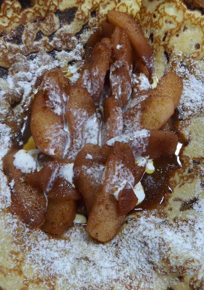 Una foto de Crêpes crocantes con manzana caramelizada al vino tinto