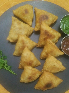 સમોસા (Samosa Recipe in Gujarati) રેસીપી મુખ્ય ફોટો