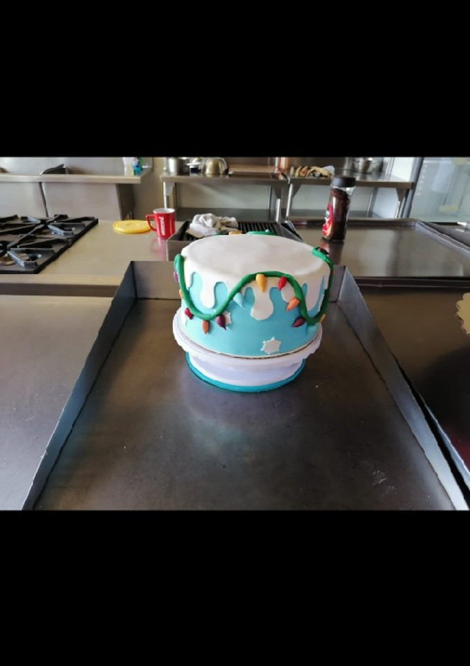 Una foto de Pastel de fondant diseño navideño