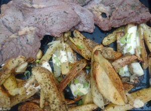 Una foto de Bifes con papas al horno condimentadas