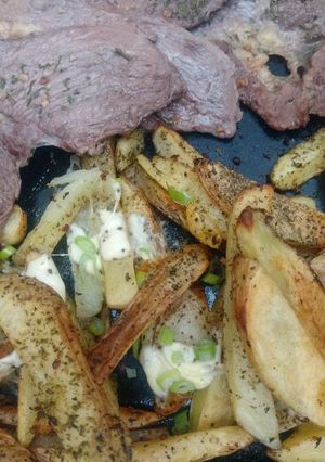 Una foto de Bifes con papas al horno condimentadas