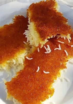 عکسی از دستور ته دیگ ماست تخم مرغ زعفرانی