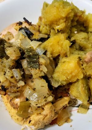 Una foto de Pollo especiado con batatas y champiñones caramelizados