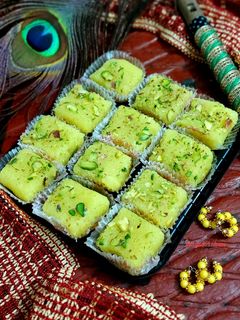फ्रेश कोकोनट बर्फी (fresh coconut barfi recipe in hindi) रेसिपी मुख्य फोटो