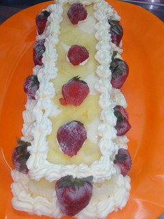 Una foto de Torta helada de piña y frutillas