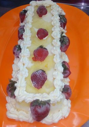Una foto de Torta helada de piña y frutillas