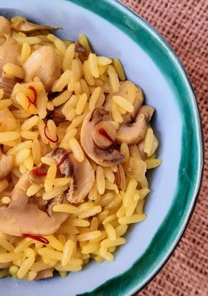 Una foto de Arroz con azafrán y champiñones 🍚🏵️🍄