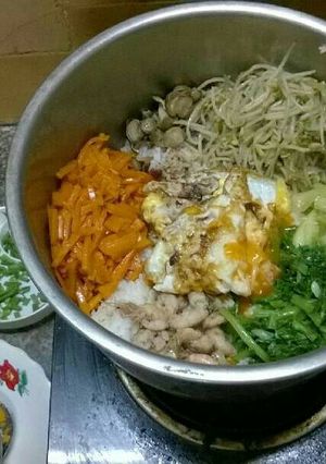 Hình của món Cơm trộn kiểu Việt.
