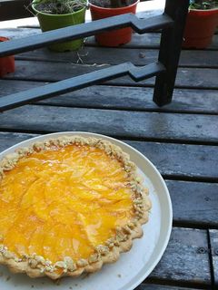 Una foto de Tarta de durazno con dulce de leche y crema pastelera