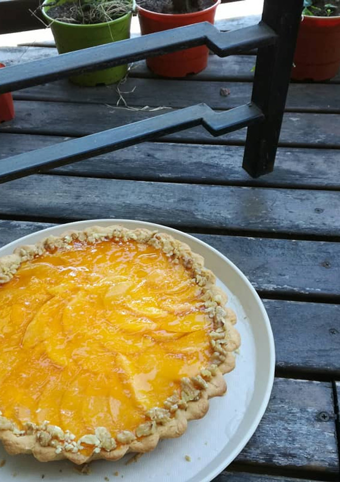 Una foto de Tarta de durazno con dulce de leche y crema pastelera