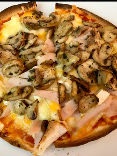 Una foto de Pizza con tortilla de trigo (5 minutos)