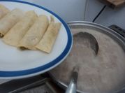 Una foto de enchilada en salsa de cilantro