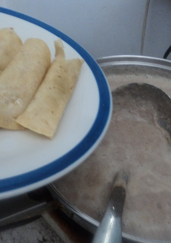 Una foto de Tacos de pollo de, rajas, huauzontle, nopal y chile jalapeño, bañados con salsa de frijol los Correa