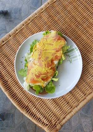 Hình của món Sandwich Cá Hồi Xông Khói.