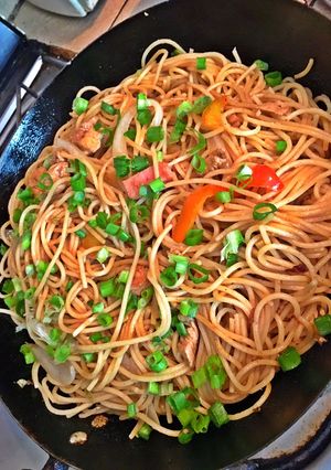 Una foto de Fideos salteados 🍜