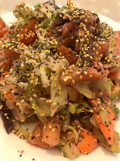 Una foto de Ensalada con salmón y aliño de arándanos